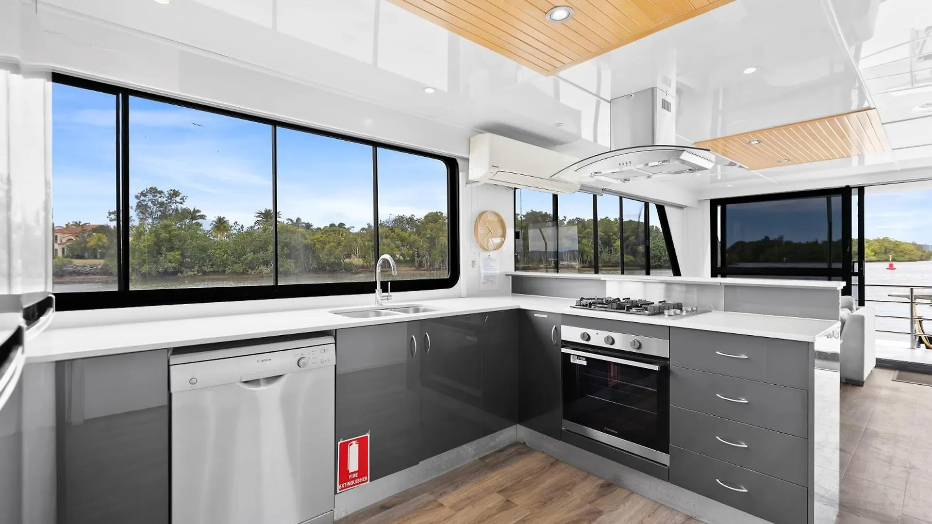 **** Botel Coomera Houseboats Gold Coast Australia